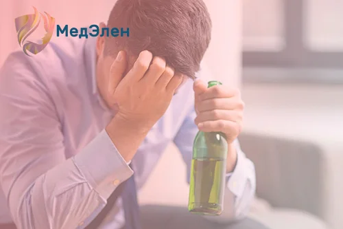 мужчина сидит с алкоголем